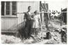 Arthur foran huset i Hvide Sande ‎(pigen han holder i hånden ?)‎